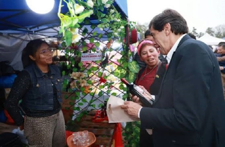El gobernador recorri&oacute; la Expo "Sabores de Mi Tierra" y apoy&oacute; su reconocimiento nacional