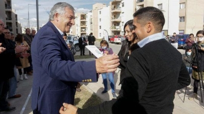 Morales encabez&oacute; la entrega de los &uacute;ltimos departamentos de la Torres del Alto