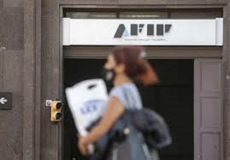 La recaudaci&oacute;n tributaria roz&oacute; los $12 billones en julio y subi&oacute; 233% interanual