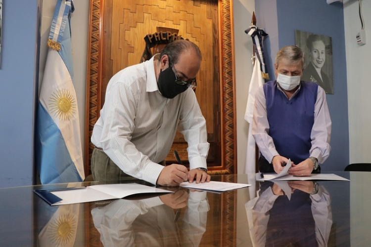 Ivuj y municipio firmaron importante acuerdo para construcci&oacute;n de 200 viviendas en Barrio Florida