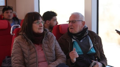 Turistas deslumbrados por el paisaje que atraviesa el Tren Solar de la Quebrada