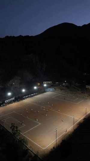 "La cancha m&aacute;s linda del mundo": nueva iluminaci&oacute;n LED para el Club Santa Rosa de Purmamarca