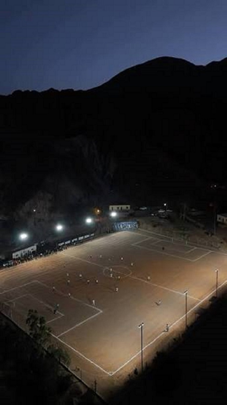 "La cancha m&aacute;s linda del mundo": nueva iluminaci&oacute;n LED para el Club Santa Rosa de Purmamarca