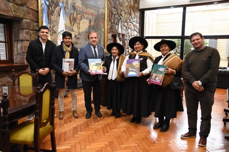 Bernis recibi&oacute; a integrantes de la Asociaci&oacute;n Civil Las Gauchitas y un presente institucional de San Luis