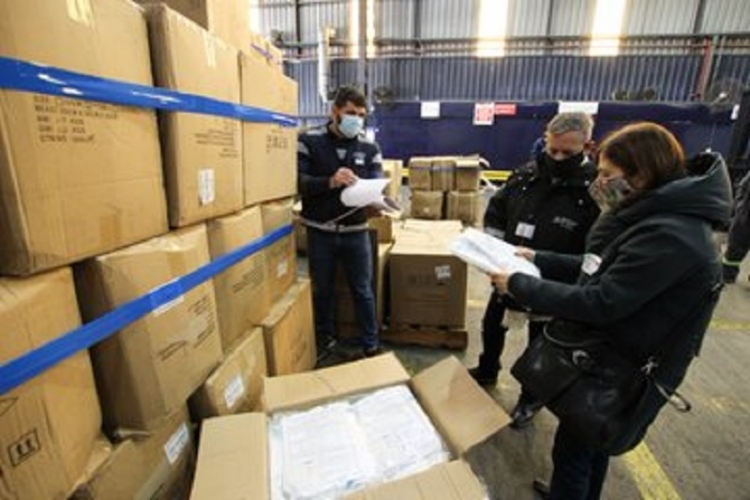 Lleg&oacute; otro avi&oacute;n de China con insumos para los equipos que trabajan casa por casa contra el Covid-19