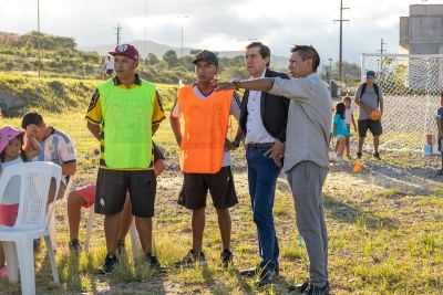 Sadir con los peque&ntilde;os futbolistas de &ldquo;La Costa&rdquo;