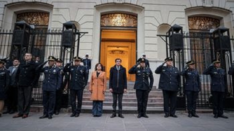 Sadir particip&oacute; del izamiento de la Bandera Nacional en la Semana de la Polic&iacute;a