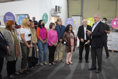 Leila Chaher junto al ministro de Educaci&oacute;n Jaime Perczyk visitaron el centro de distribuci&oacute;n de &ldquo;Libros Para Aprender&rdquo;