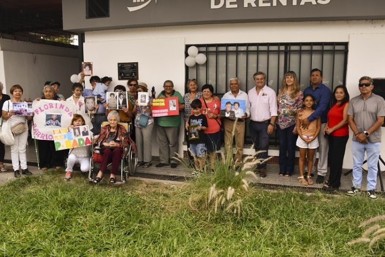 Descubrimiento de placa en homenaje a la primera comisi&oacute;n Pro Templo