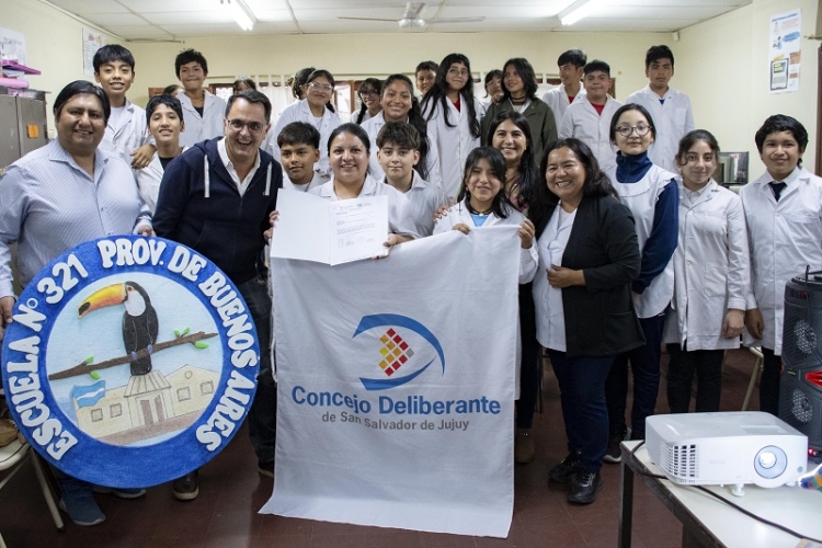 Reconocen el premio obtenido por los  estudiantes de la escuela n&ordm; 321 provincia de buenos aires