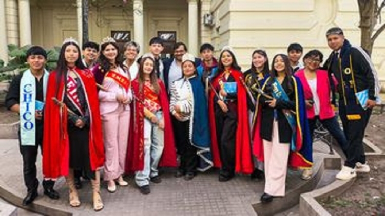 Visita de la delegaci&oacute;n de Embajadoras y Pajes del Departamento de Tilcara