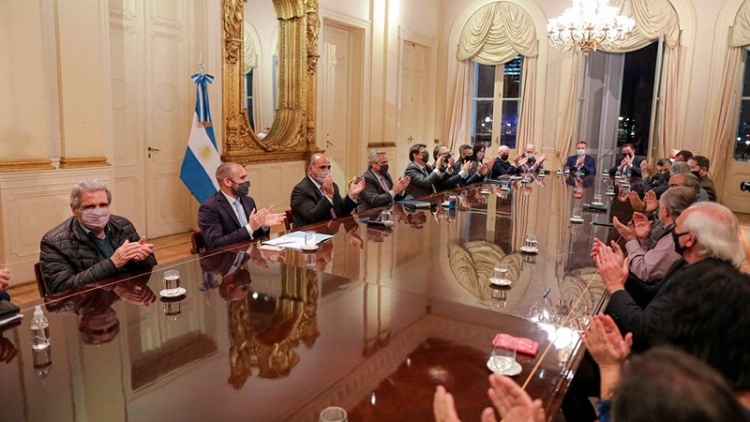 El Salario M&iacute;nimo sube a 32 mil pesos en octubre y a 33.000 en febrero