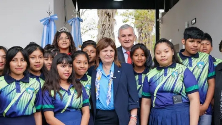 Hist&oacute;rico: Morales inaugur&oacute; simult&aacute;neamente 8 edificios educativos e inici&oacute; la construcci&oacute;n de 6 y la refacci&oacute;n de otros 9