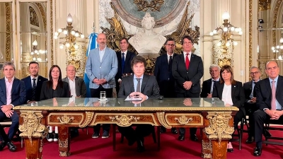 Milei present&oacute; un DNU de 366 art&iacute;culos para una profunda desregulaci&oacute;n de la econom&iacute;a