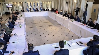 Deuda: Argentina propone a los bonistas tres a&ntilde;os de gracia y una quita de intereses del 62%