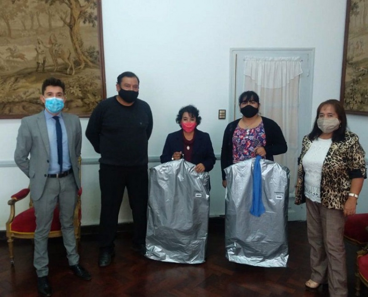 Registro Civil: Entregaron indumentaria a personal femenino