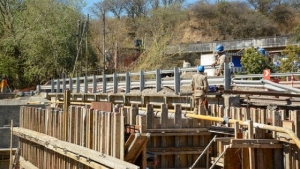Jujuy Construye: avanzan las obras de repavimentación de la RP 4 y de ampliación de puente en Huaico