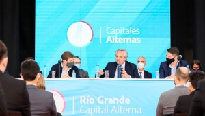 Fern&aacute;ndez lanz&oacute; un plan de viviendas y agradeci&oacute; el "coraje" de sus ministros durante la pandemia