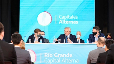 Fern&aacute;ndez lanz&oacute; un plan de viviendas y agradeci&oacute; el "coraje" de sus ministros durante la pandemia