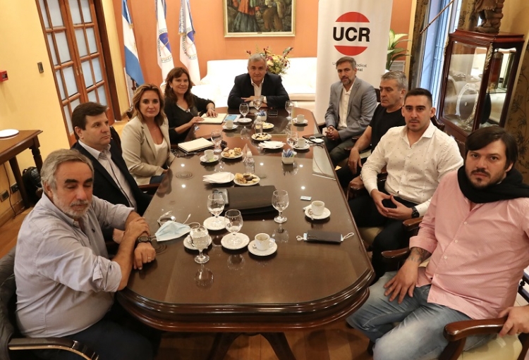 Morales repas&oacute; agenda y proyectos con el Foro Nacional de Intendentes Radicales