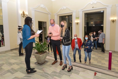 Bajo estrictos protocolos volvieron los teatros y cines