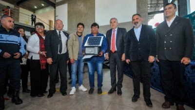 Morales entreg&oacute; alarmas comunitarias para barrios de Capital y el interior