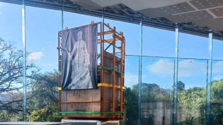 El Lola Mora recibi&oacute; a 'La Justicia', la primera de las esculturas trasladadas