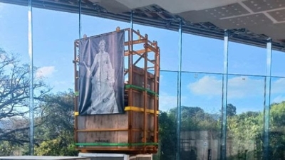 El Lola Mora recibi&oacute; a 'La Justicia', la primera de las esculturas trasladadas