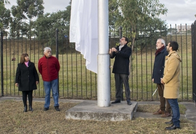 Izamiento en el &ldquo;parque de las banderas&rdquo; del acceso sur de la ciudad