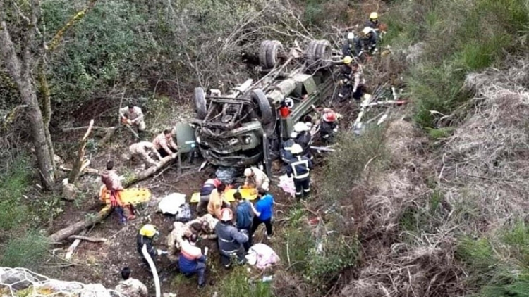 Al menos cuatro soldados muertos y 18 heridos tras desbarrancar un cami&oacute;n del Ej&eacute;rcito
