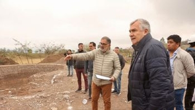 Morales recorri&oacute; la obra de la pista de skate en Alto Comedero