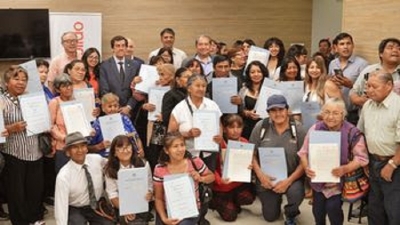 Ordenamiento Territorial entreg&oacute; 55 escrituras a familias de capital y el interior