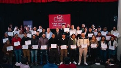 M&aacute;s de 45 nuevos trabajadores de maquinaria pesada completaron su formaci&oacute;n