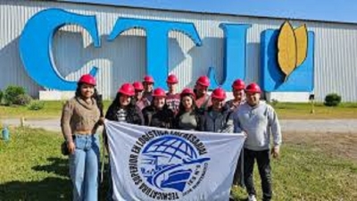 Visita educativa de estudiantes del IES n&deg;6 a la cooperativa de tabacaleros