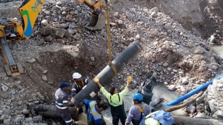 Eficaz reparaci&oacute;n de emergencia sobre colector cloacal en el R&iacute;o Xibi Xibi