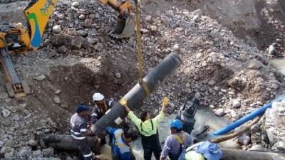 Eficaz reparaci&oacute;n de emergencia sobre colector cloacal en el R&iacute;o Xibi Xibi