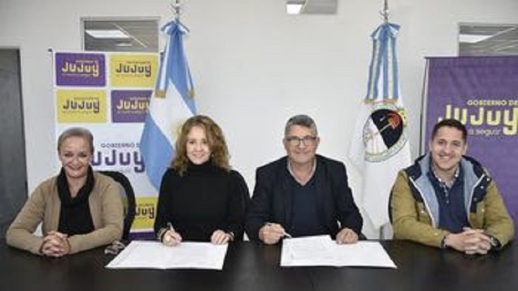 Firma de contrato para la construcci&oacute;n de nuevos Jardines Maternales en la provincia