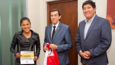 Sadir entreg&oacute; beca deportiva a Tamara L&oacute;pez que competir&aacute; en el Mundial de Trail de Monta&ntilde;a de Austria