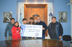 FNE 2026: El intendente Rivarola entreg&oacute; los premios del Concurso de Hinchadas durante la &ldquo;Elecci&oacute;n reina departamental&rdquo;