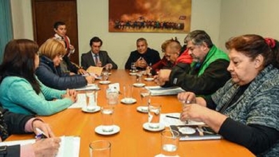 El Gobierno encamina acuerdos salariales con gremios estatales