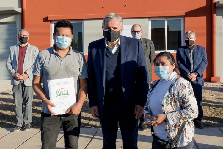 Morales entreg&oacute; 41 viviendas en Alto Comedero