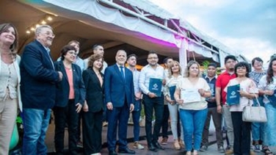 Entrega de certificados de cr&eacute;ditos a emprendedores y empresarios de Jujuy