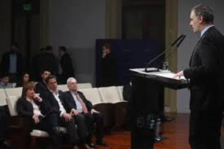 El Gobierno anunci&oacute; una reforma migratoria: endurecimiento para obtener las residencias y expulsiones