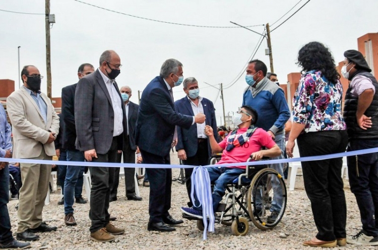 Morales entreg&oacute; 96 viviendas