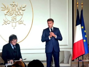 Macron recibi&oacute; a Milei en el Palacio del El&iacute;seo junto a gobernadores