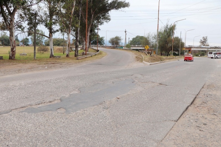 El municipio repara el acceso a la ciudad por r&iacute;o blanco y solicitan circular con precauci&oacute;n