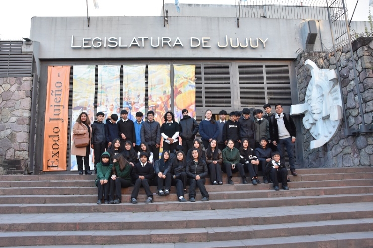 Estudiantes de la Escuela de Comercio N&ordm; 1 &ldquo;Prof. Jos&eacute; Antonio Casas&rdquo; visitaron la Legislatura para profundizar conocimientos sobre el Estado