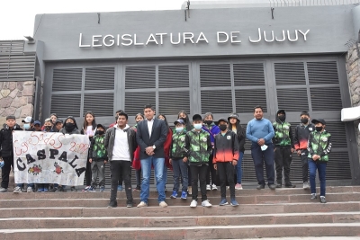 Alumnos de escuelas primarias de la zona de valle grande visitaron la legislatura