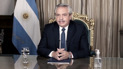 El Presidente firm&oacute; el decreto para convertir los planes sociales en empleo genuino