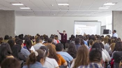Ruth Harf inspir&oacute; a 180 docentes en un seminario sobre liderazgo y diversidad educativa